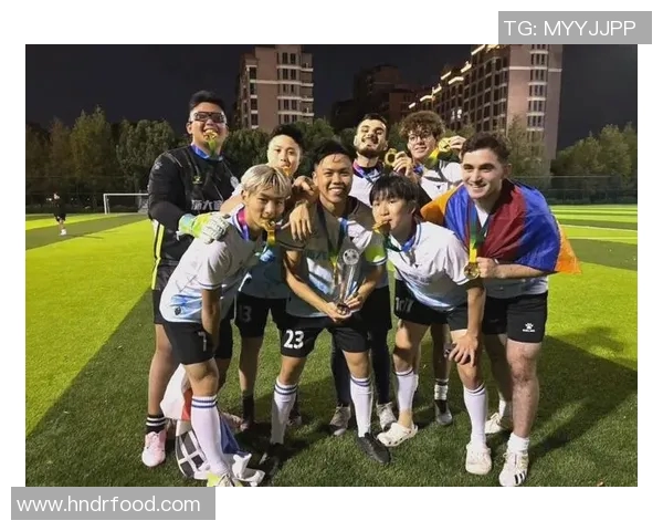 踢着名球员的足球明星如何在赛场上展现个人魅力与团队精神